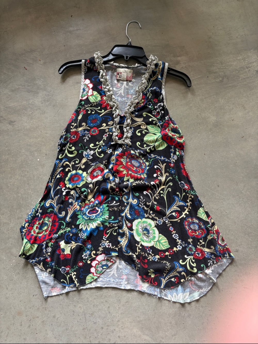 Weston Wear Black Floral Lace-Trimmed V-Neck Tank